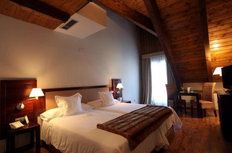 Hotel Abadia Del Pirineo Tramacastilla de Tena Habitación foto